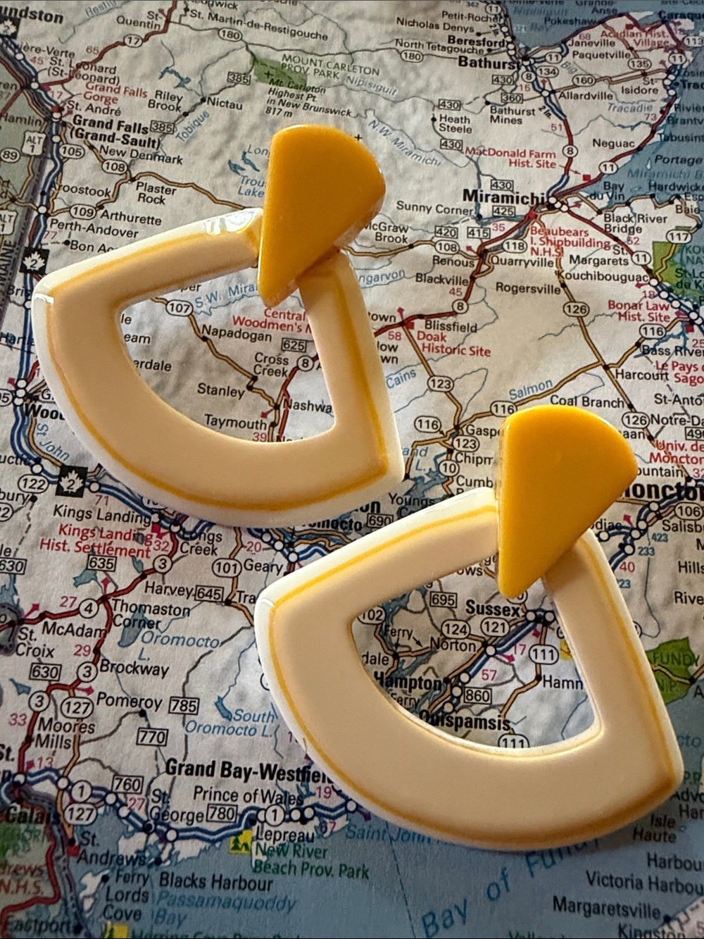 Retro 1980s Geometric Yellow & Cream Statement Earrings - Pierced